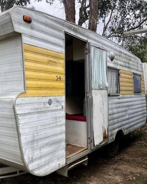 Unas personas amables le dieron a una mujer sin hogar una caravana vieja.