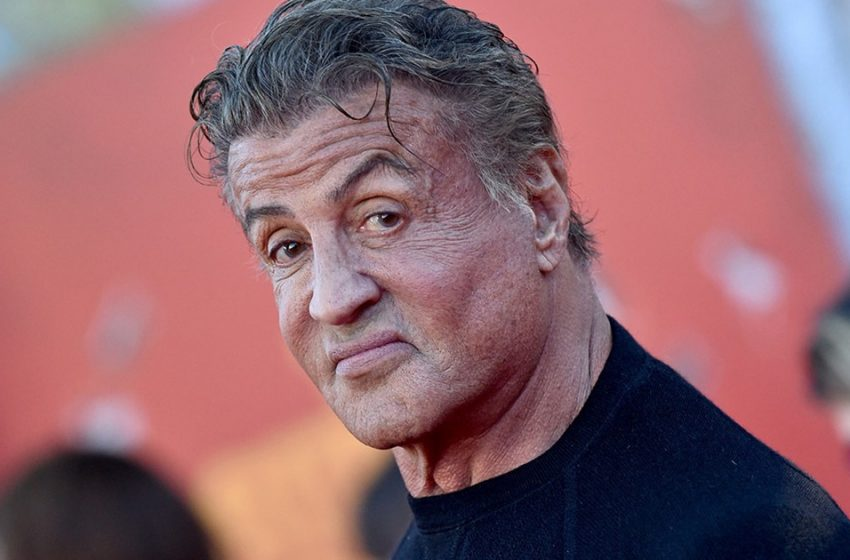 ¡26 años juntos! Fotografiaron a Sylvester Stallone, de 77 años, junto a su joven esposa en la piscina