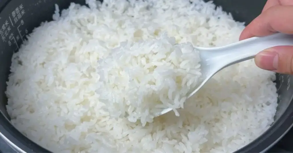 Es un gran error agregar solo agua para cocinar el arroz, déjame enseñarte cual es el secreto